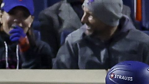 Shohei Ohtani celebra con Enrique Hernández tras batear un jonrón de tres carreras en el octavo inning. Los Dodgers ganaron cómodamente a los Mets en Nueva York.