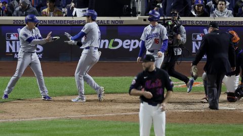 Shohei Ohtani celebra con Enrique Hernández tras batear un jonrón de tres carreras en el octavo inning. Los Dodgers ganaron cómodamente a los Mets en Nueva York.