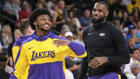 ARCHIVO - Foto del domingo 6 de octubre del 2024, el base de los Lakers de Los Ángeles Bronny James y el alero LeBron James calientan antes de un encuentro de pretemporada ante los Suns de Phoenix. (AP Foto/William Liang, Archivo)