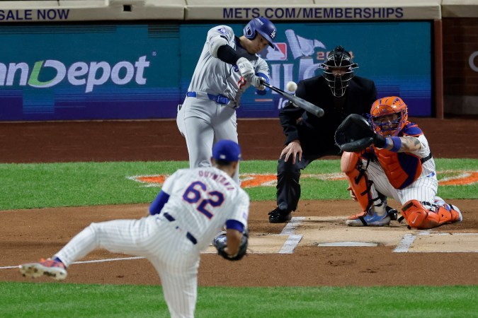 Shohei Ohtani, súper estrella de los Dodgers, conecta jonrón apenas al segundo lanzamiento del pitcher colombiano José Quintana, de los Mets, en el juego 4 de la Serie de Campeonato.