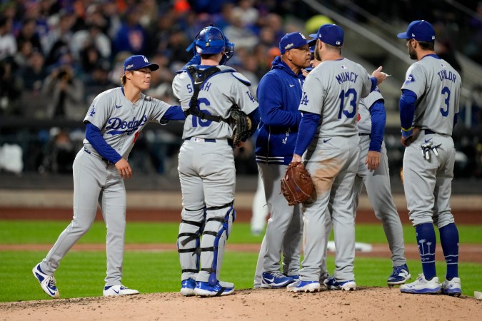 Yoshinobu Yamamoto, pitcher japonés de los Dodgers, se despide de sus compañeros al ser relevado en la quinta entrada. El novato hizo otro buen trabajo.