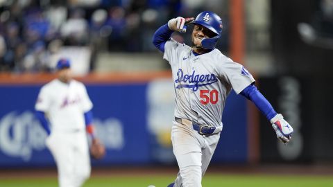 Mookie Betts celebra su jonrón de dos carreras en el sexto inning para poner a los Dodgers en camino a otra victoria en el Citi Field de Nueva York, casa de los Mets.