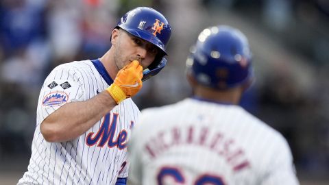 Pete Alonso celebra un jonrón de tres carreras en la primera entrada del juego 5 de la Serie de Campeonato en contra de los Dodgers de Los Ángeles. Los Mets ganaron y siguen vivos.