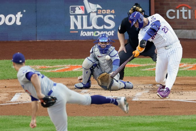 La imagen muestra cómo Pete Alonso, cañonero de los Mets, conecta un lanzamiento bajo, el cual se fue de cuadrangular para adelantar a su equipo 3-0 en el primer inning contra los Dodgers de Los Ángeles.