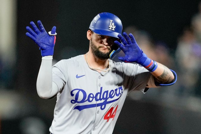 Andy Pages celebra su segundo jonrón del partido para los Dodgers. El joven pelotero cubano fue el mejor bateador de su equipo en el juego 5 de la Serie de Campeonato contra los NY Mets.