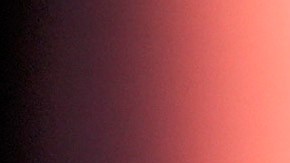 Un video sobre Kamala Harris es proyectado mientras Trump habla en un mitin electoral en Pensilvania.