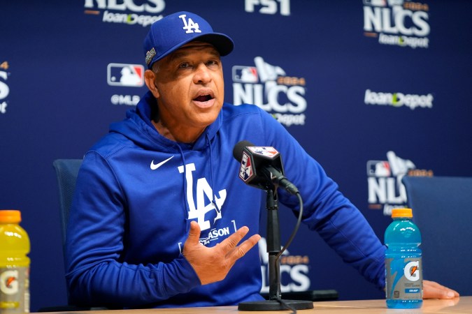 Dave Roberts durante una rueda de prensa en medio de la postemporada que está viviendo con Los Angeles Dodgers.