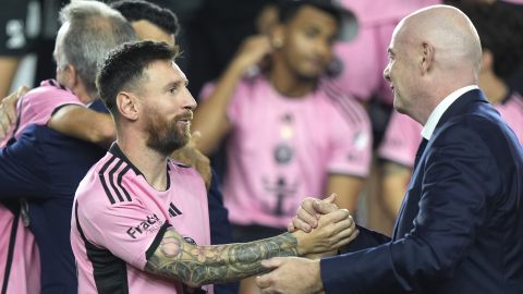 Lionel Messi junto a Gianni Infantino.