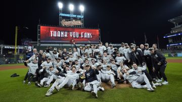 Los Yankees de Nueva York posan luego de conquistar el banderín de la Liga Americana en Cleveland al vencer a los Guardians en cinco partidos.