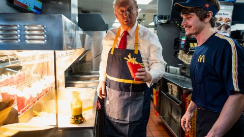 Trump sirve papas fritas en un McDonald's y afirma que Harris jamás trabajó en uno