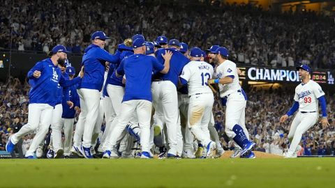 Los Dodgers celebran tras el último out del sexto juego de la Serie de Campeonato contra los Mets de Nueva York para obtener su boleto a la Serie Mundial de 2024.