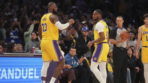 El alero de los Lakers de Los Ángeles, LeBron James (23) y el escolta Bronny James (9) en cancha durante la primera mitad del juego de la NBA ante los Timberwolves de Minnesota, el martes 22 de octubre de 2024, en Los Ángeles. (AP Foto/Eric Thayer)