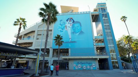 Un mural gigante dedicado a Fernando Valenzuela aparece sobre una de las paredes del estadio de los Dodgers previo al comienzo de la Serie Mundial este viernes contra los NY Yankees.