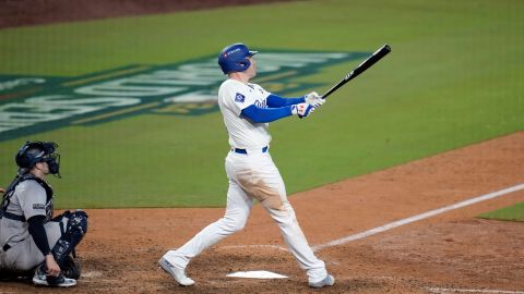 El swing decisivo de Freedie Freeman para sentenciar la victoria de los Dodgers sobre los Yankees este viernes en el Dodger Stadium.