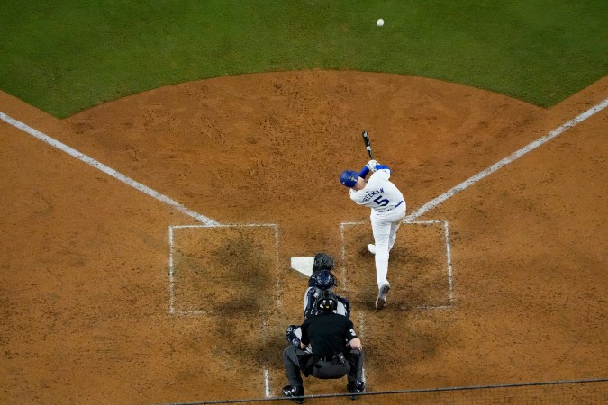 Los Dodgers se quedaron con una primera emocionante victoria gracias a un jonrón decisivo de Freedie Freeman en el décimo episodio.