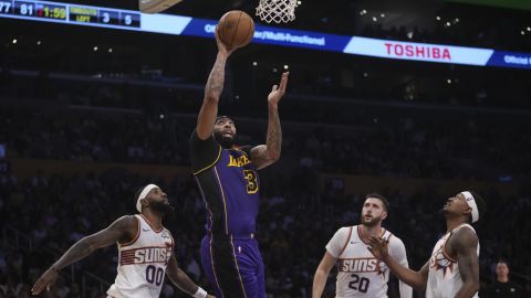 Los Angeles Lakers forward Anthony Davis (3) goes to the basket against Phoenix Suns forward Royce O'Neale (00), center Jusuf Nurkic (20) and guard Bradley Beal during the second half of an NBA basketball game against the in Los Angeles, Friday, Oct. 25, 2024. (AP Photo/Eric Thayer)