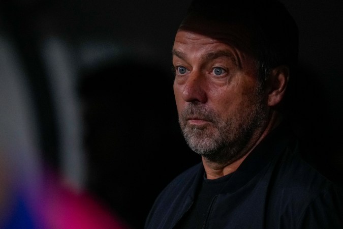 El director técnico alemán Hansi Flick durante el encuentro de este sábado en el Santiago Bernabéu correspondiente a la jornada 11 de LaLiga.