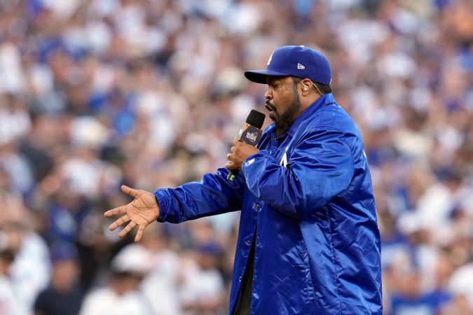 Ice Cube señala al montículo y concretamente al número 34 que fue pintado allí en honor a Fernando Valenzuela. El legendario rapero angelino mostró su respeto por el "Toro".