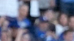 Ice Cube recibe la ovación del público en Dodger Stadium tras completar su show antes del segundo juego de la Serie Mundial en Los Ángeles.