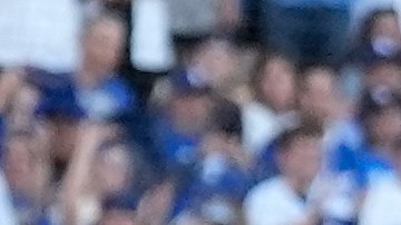 Ice Cube recibe la ovación del público en Dodger Stadium tras completar su show antes del segundo juego de la Serie Mundial en Los Ángeles.