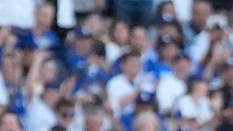 Ice Cube recibe la ovación del público en Dodger Stadium tras completar su show antes del segundo juego de la Serie Mundial en Los Ángeles.