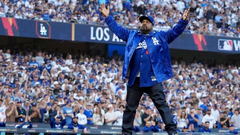 Ice Cube recibe la ovación del público en Dodger Stadium tras completar su show antes del segundo juego de la Serie Mundial en Los Ángeles.