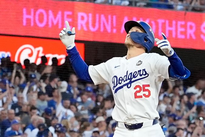 Tommy Edman celebra su jonrón solitario en el segundo inning que le dio la ventaja a los Dodgers en el juego 2 de la Serie Mundial contra los Yankees.