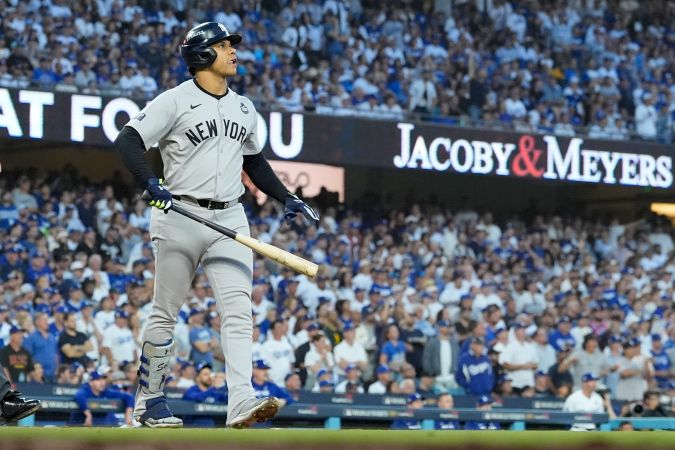 Juan Soto, estrella dominicana de los Yankees, contempla su batazo de cuadrangular en la tercera entrada del juego 3 de la Serie Mundial contra los Dodgers.