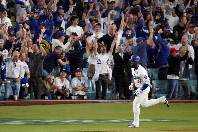 Teoscar Hernández empieza su recorrido de bases tras conectar un jonrón de dos carreras para los Dodgers en la tercera entrada contra los Yankees.