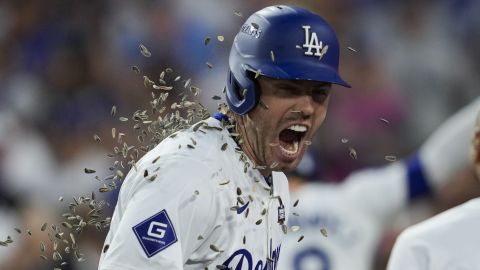 Freddie Freeman es recibido en la caseta de los Dodgers con semillas de girasol como es costumbre luego de cada jonrón. El primera base se voló la barda por segundo juego seguido contra los Yankees.