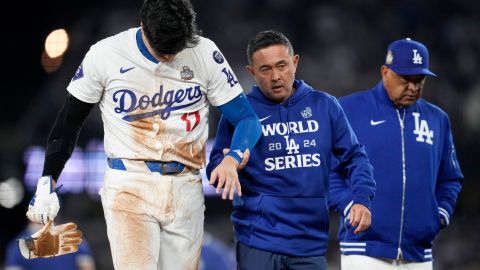 El astro japonés de Los Angeles Dodgers, Shohei Ohtani, abandonando el Juego 2 de la Serie Mundial luego de lastimarse el hombro izquierdo.