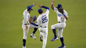 Jugadores de Dodgers durante el juego 2 de la Serie Mundial contra Yankees.