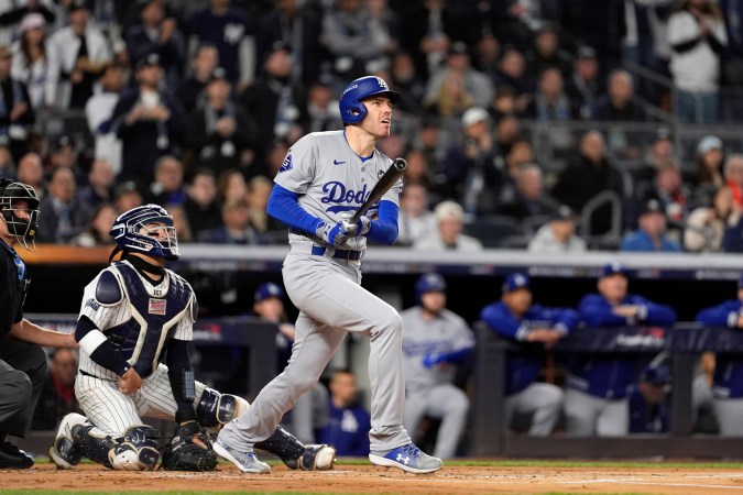 Freddie Freeman batea un jonrón de dos carreras en el primer inning para darle ventaja a los Dodgers en el tercer juego de la Serie Mundial contra los Yankees en Nueva York.