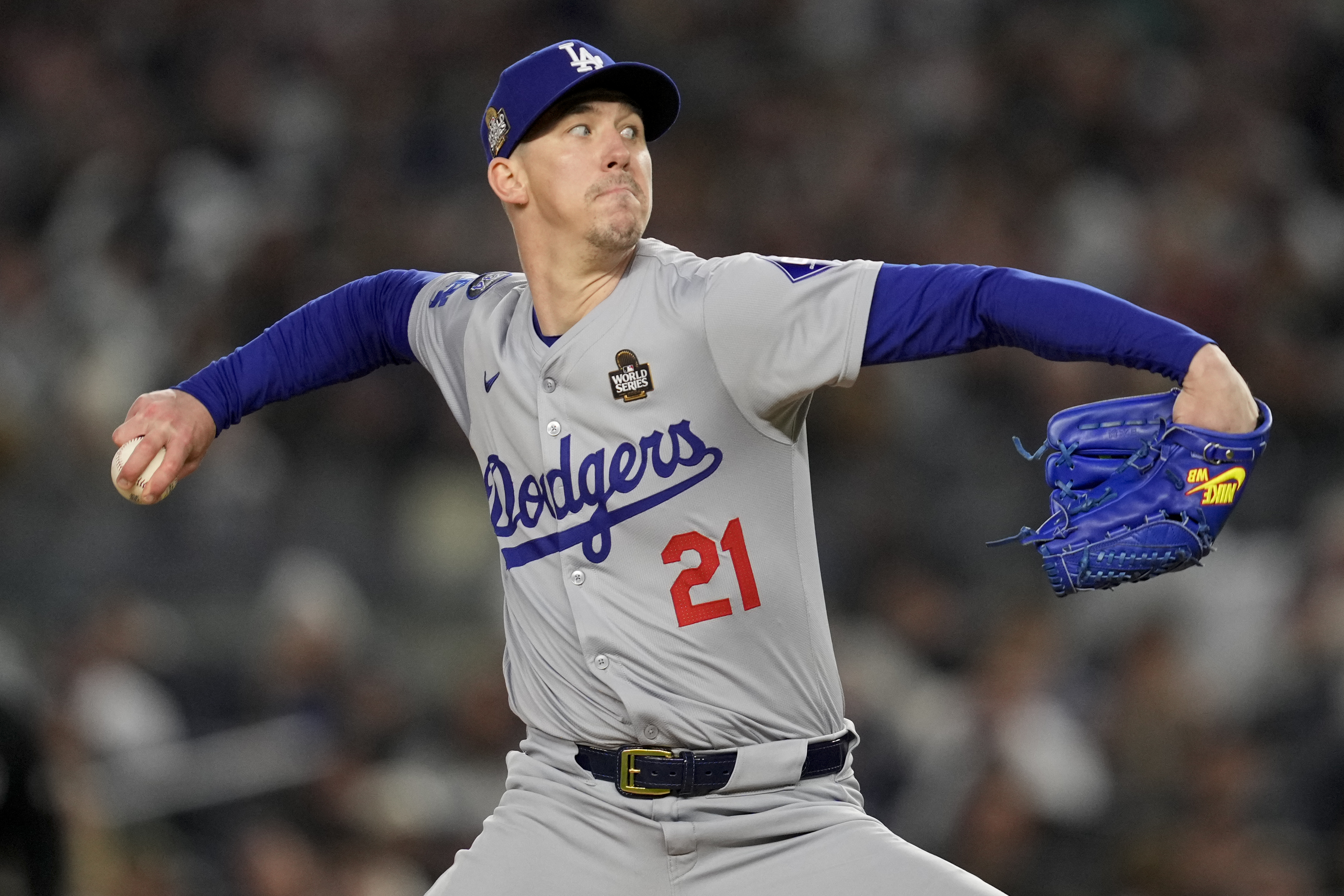 Walker Buehler lanza durante el tercer juego de la Serie Mundial. El pitcher abridor tuvo una destacada actuación.