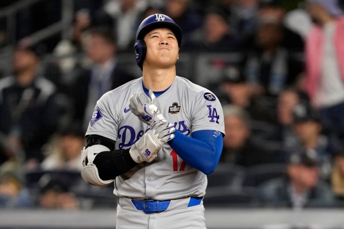 La estrella japonesa de Los Angeles Dodgers, Shohei Ohtani, se lastimó durante el Juego 2 de la Serie Mundial.