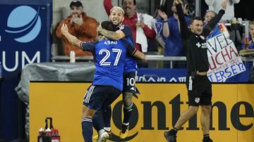 Yamil Asad celebra con su compañero Luciano Acosta el único gol del partido entre Cincinnati y NYC FC.