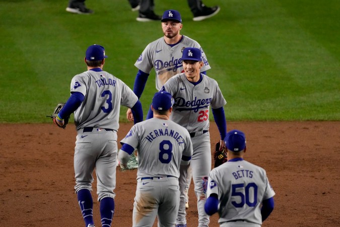 Los jugadores de los Dodgers celebran su victoria del lunes en Yankee Stadium para ponerse muy cerca de la gloria del campeonato.