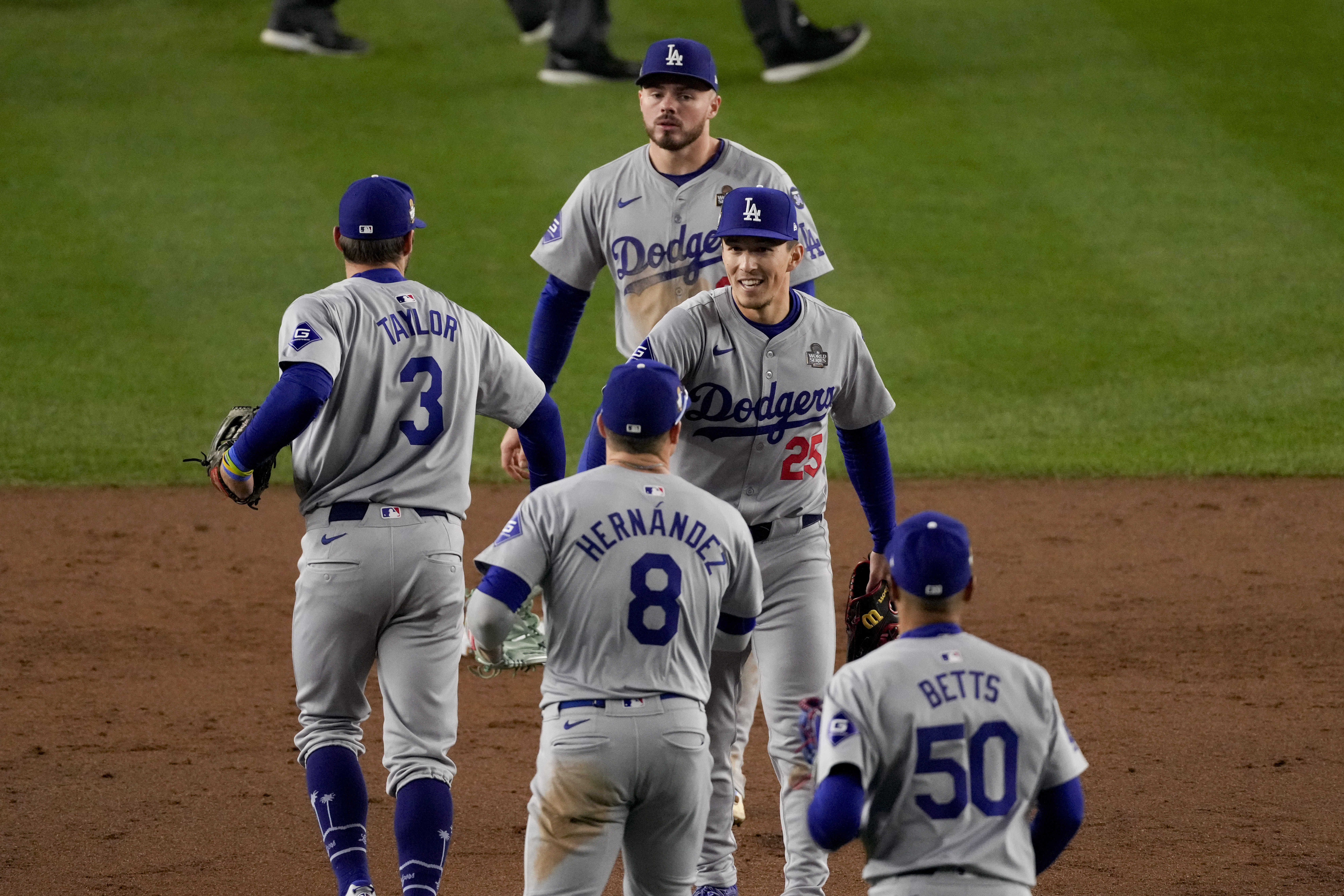 Los jugadores de los Dodgers celebran su victoria del lunes en Yankee Stadium para ponerse muy cerca de la gloria del campeonato.