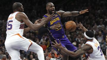 LeBron James durante el juego contra los Suns.