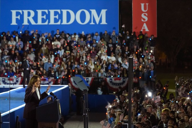 Kamala Harris habla durante un mitin de campaña en el Elipse en Washington, el martes 29 de octubre de 2024.