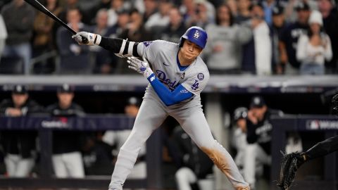 Shohei Ohtani abanica para poncharse en la séptima entrada del juego 4 de la Serie Mundial. El astro japonés ha batallado en su primer Clásico de Octubre.