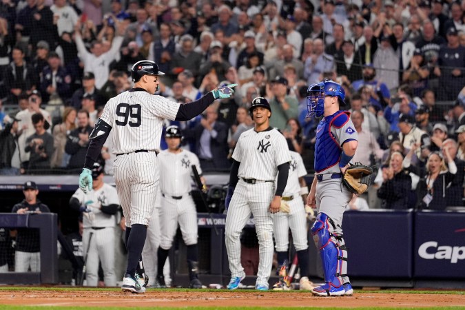 Aaron Judge, capitán de los Yankees, llega al home tras conectar un jonrón de dos carreras en el primer inning del juego 5 de la Serie Mundial frente a los Dodgers.