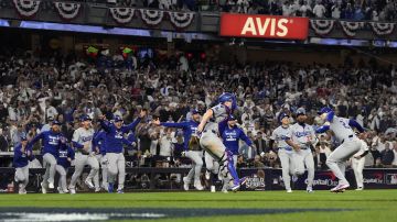 Los Dodgers celebran en el campo luego de vencer a los Yankees en el juego 5 de la Serie Mundial para obtener el campeonato de las Ligas Mayores.