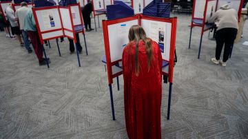 Votantes llenan sus boletas durante la votación anticipada en persona en la Junta Electoral del condado de Hamilton, en Cincinnati.