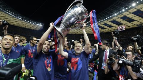 Andrés Iniesta (c) levanta una de las 4 Champions League que ganó con el Barcelona.