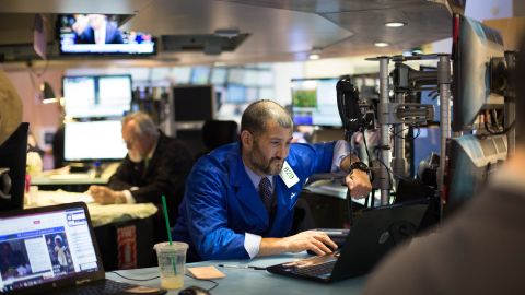 Corredores de la bolsa de valores de Nueva York trabajan el viernes 8 de mayo de 2015. El mercado de acciones de Wall Street registró su mayor ganancia en dos meses después de que el gobierno federal informara de una vigorosa creación de empleos. (Foto AP/Kevin Hagen)