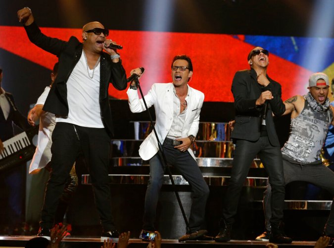 El cantante Marc Anthony, en el centro, actúa con el dúo cubano Gente de Zona durante los Premios Billboard Latinos, el jueves 30 de abril de 2015