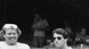 Fernando Valenzuela, de 20 años, firma autógrafos a un grupo de maestras de la escuela católica St. Joseph's, quienes lo visitaron en 1981 antes de un partido de los Dodgers en Los Ángeles.