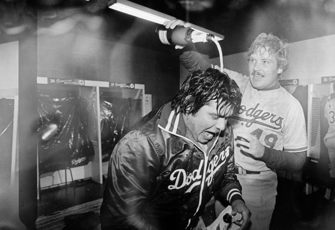Fernando Valenzuela es bañado en champaña por su compañero Tom Niedenfuer después de guiar a los Dodgers a la Serie Mundial de 1981 con una gran victoria ante los Expos en Montreal.
