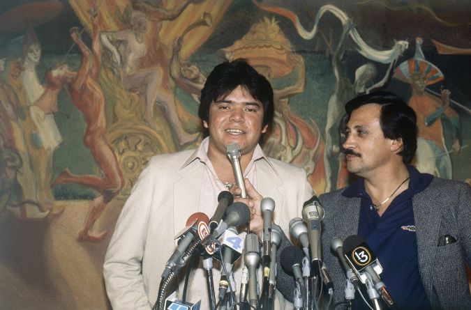 Fernando Valenzuela y el cronista Jaime Jarrín, quien hizo labores de intérprete para el pitcher mexicano en sus inicios, durante una conferencia de prensa el 11 de noviembre de 1981 luego de que Valenzuela obtuvo el trofeo Cy Young.